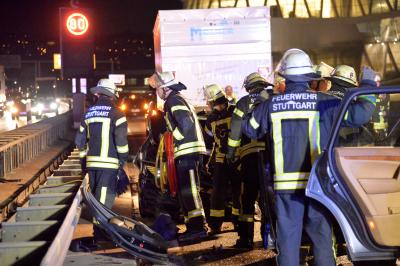 Mehrere Verletzte nach Auffahrunfall auf der B14 Hoehe Mercedes Benz Museum in Stuttgart